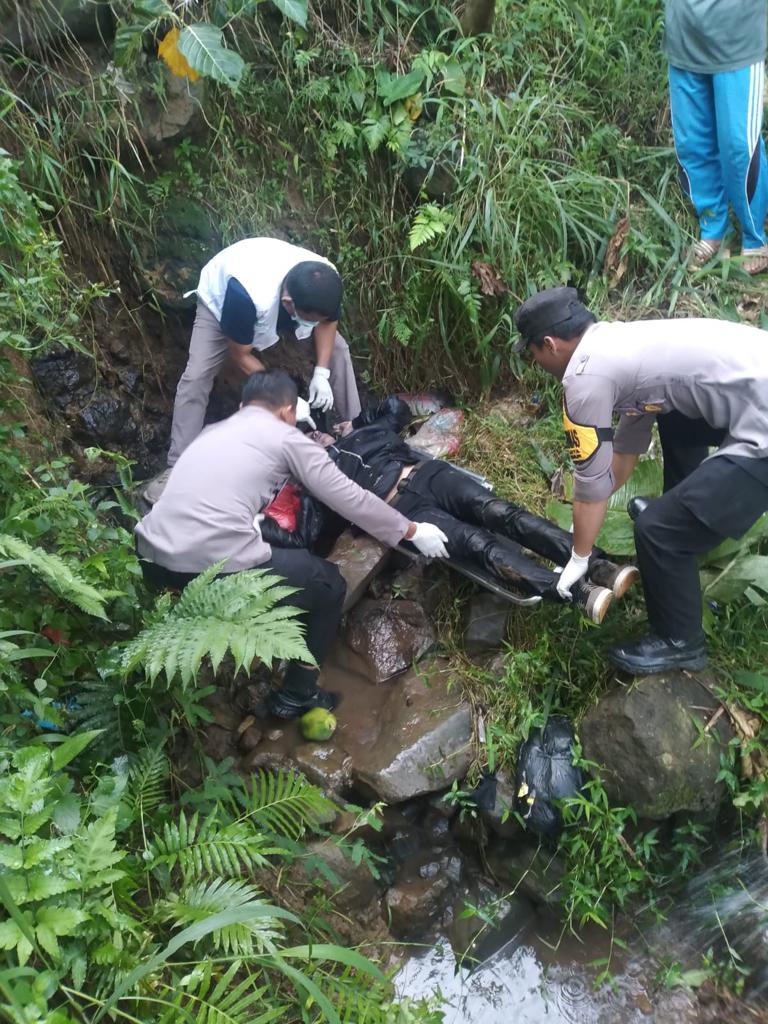 Polsek Sukamakmur Polres Bogor Tangani Laka Lantas Yang Akibatkan Pengendara Motor Terluka Parah dan Meninggal Dunia