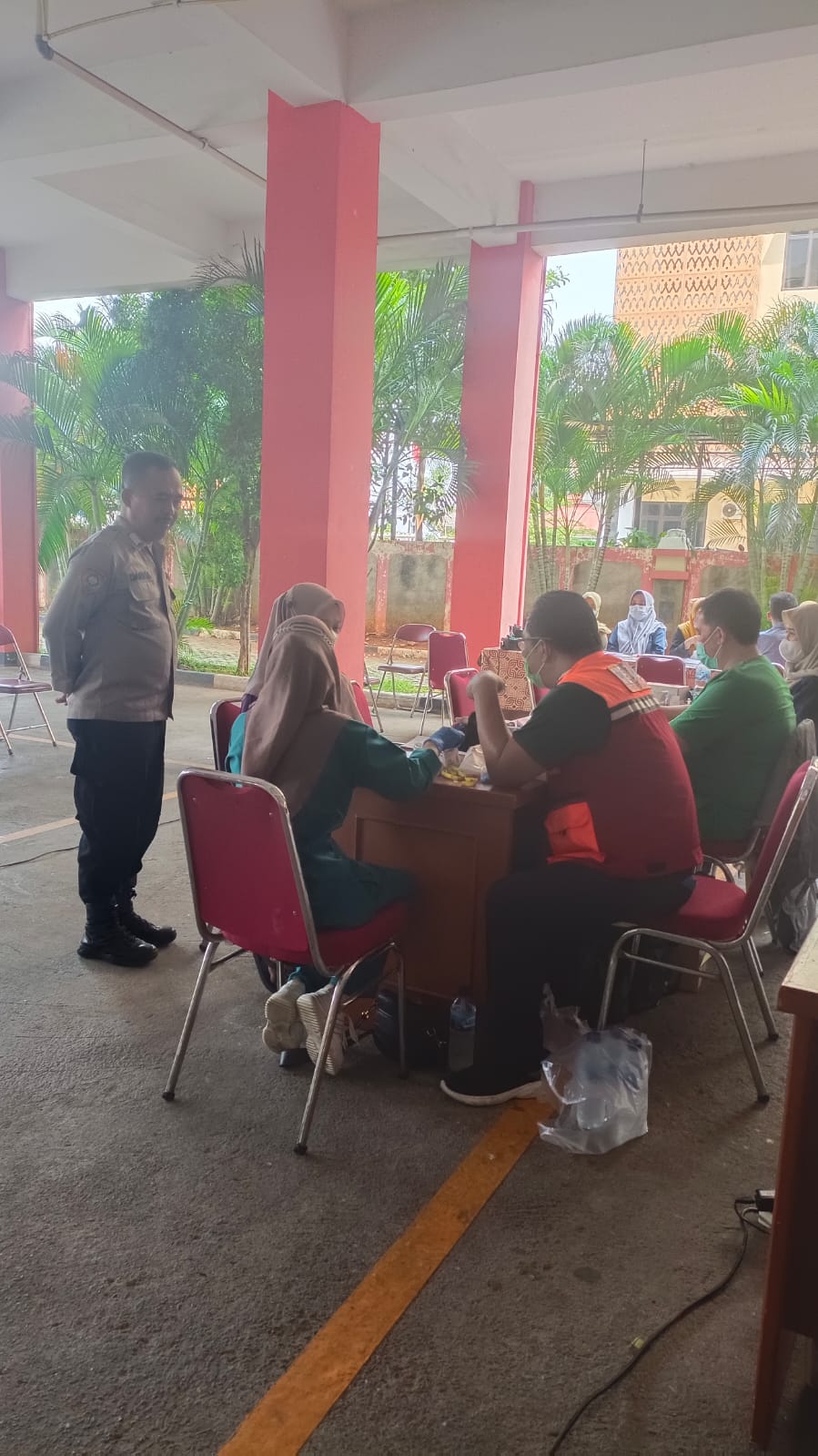 Pastikan Calon Anggota KPPS Sehat, Bhabinkamtibmas Dampingi Petugas Kesehatan Jalani Pemeriksaan Kesehatan