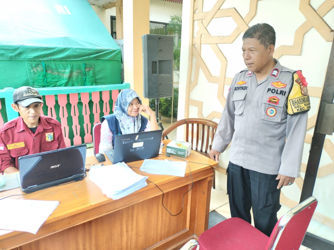 Pemilu Sudah Dekat, Bhabinkamtibmas Monitor Petugas KPPS dan PPS Lakukan Pemeriksaan Kesehatan