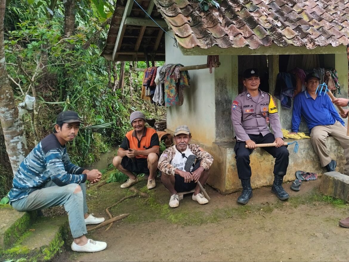 Operasi Mantap Brata Polsek Cijeungjing Giat Kunjungan Silaturahmi Kepada Warga Desa Kertaharja