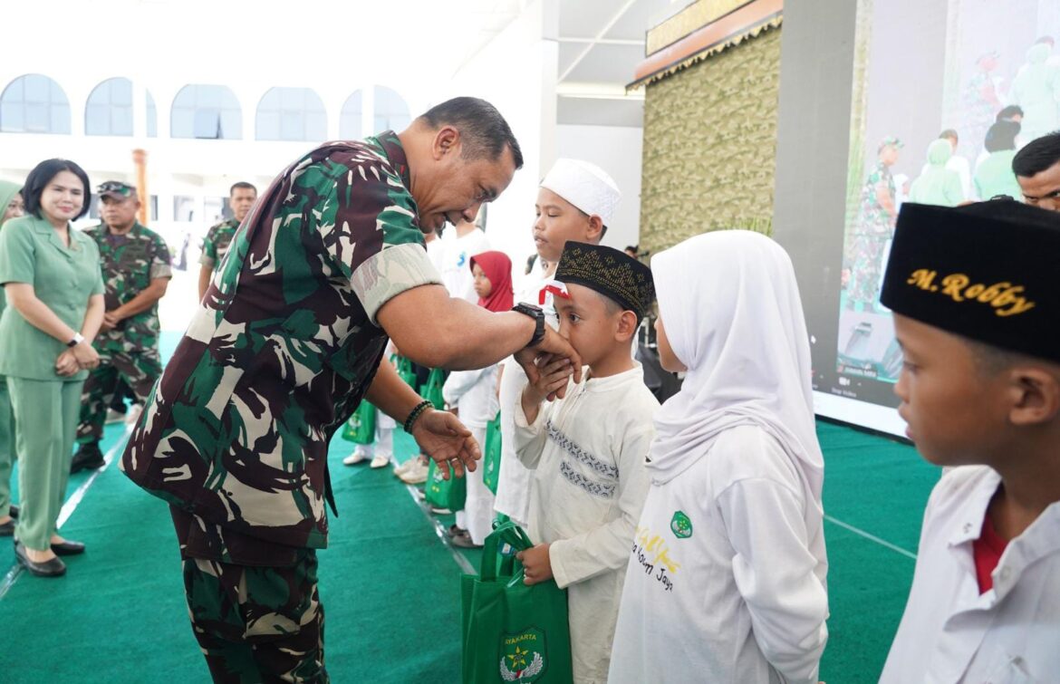 Hari Gembira Anak Yatim, Pangdam Jaya Berbagi Kebahagiaan