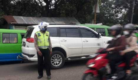 Berikan Pelayanan Masyarakat, Anggota Polsek Ciomas Laksanakan Gatur Lalu Lintas Menekan angka Kemacetan, Layani Penyebrang Jalan dan Laka Lantas
