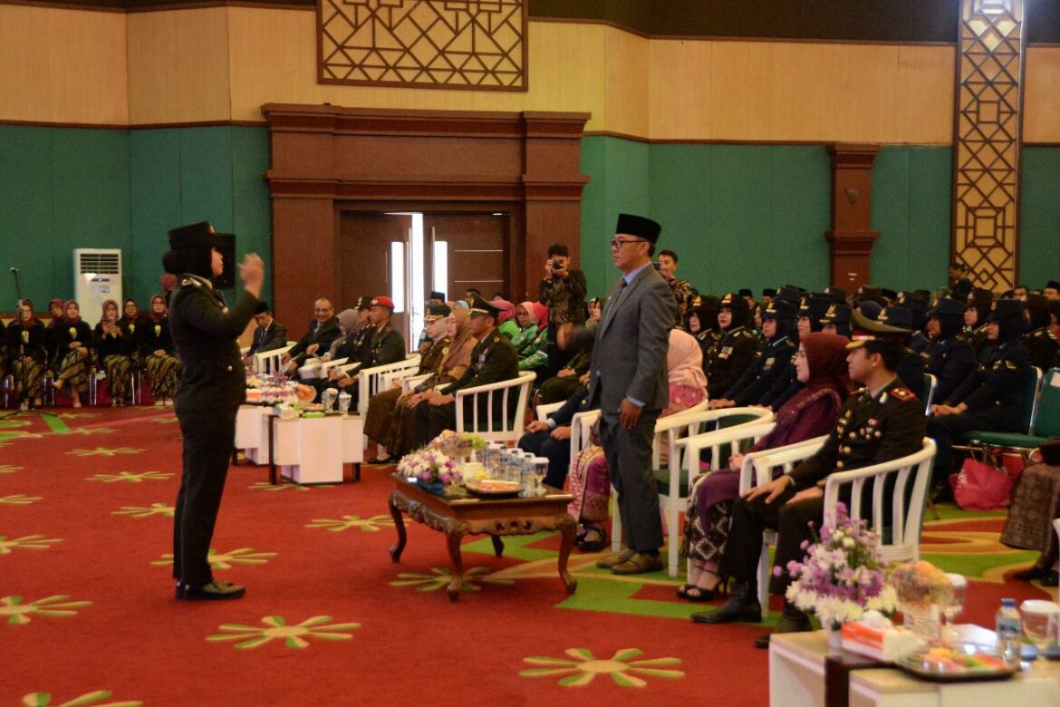 Polwan Polres Bogor Menghadiri Upacara Peringatan Hari Ibu Di Pemda Kabupaten Bogor Sekaligus Sebagai Komandan Upacara Perwakilan Dari Polwan Polres Bogor