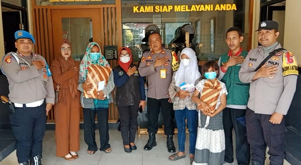 Kapolsek Gunung Putri Bersama Jajarannya Tindak Lanjutti Berita Viral Di Medsos Untuk Bantu Anak Penjual Kopi Seduh Untuk Bayar SPP Sekolah