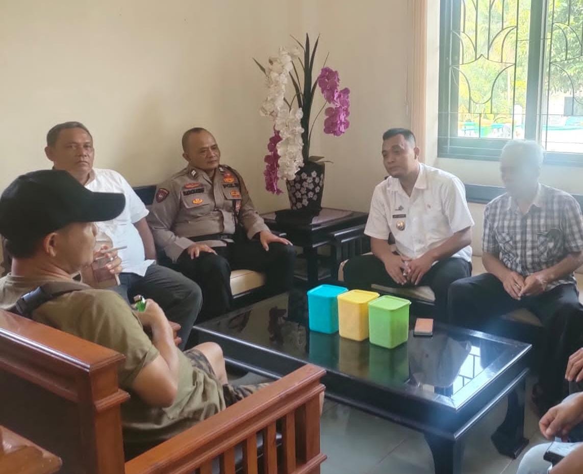 Ops Mantap Brata 2023-2024 Polsek Sukadana Polres Ciamis Giat Korkom Dengan Kades dan Warga Desa Salakaria