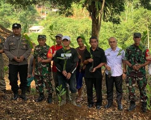 Peduli Lingkungan, Polsek dan Koramil Panawangan Serta Warga Tanam Pohon