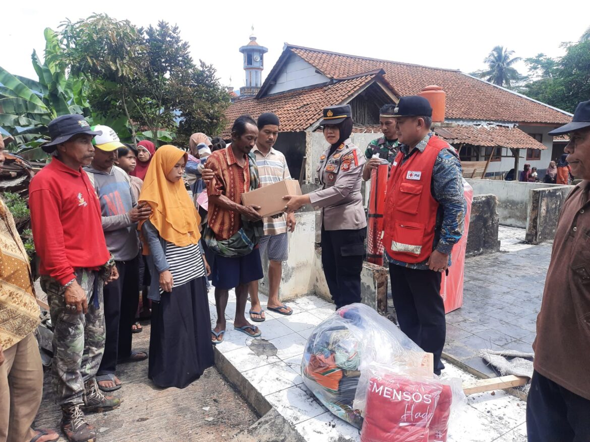 Polsek Rajadesa Polres Ciamis Datangi TKP Kebakaran Beri Bantuan ke Korban