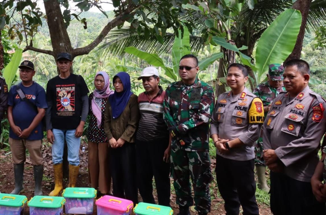 Kapolres Ciamis Datang ke Warga Beri Bantuan Sekaligus Dengarkan Masukan Pelayanan Polisi