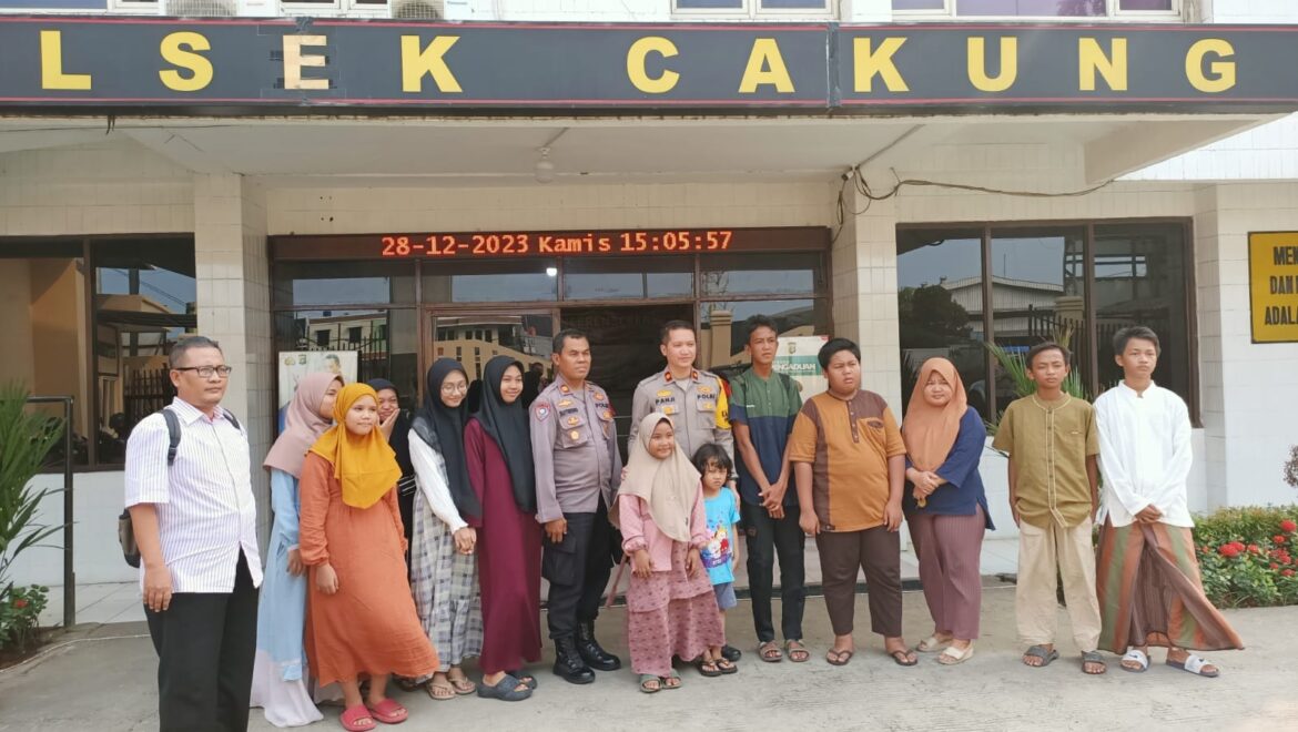 Giat rutin Jumat Berkah Personil Polsek Cakung bagikan Santunan Kepada Anak Yatim dan Doa Bersama