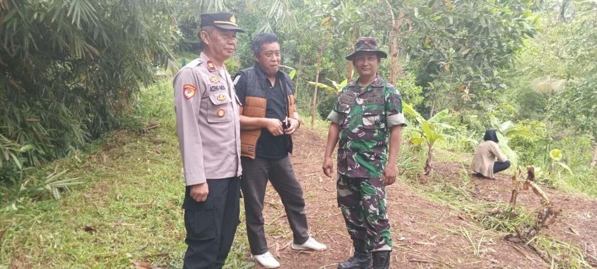 Sinergitas TNI-Polri, Polsek Cisaga Polres Ciamis Giat Sambang Penanaman Pohon di Desa Karyamulya
