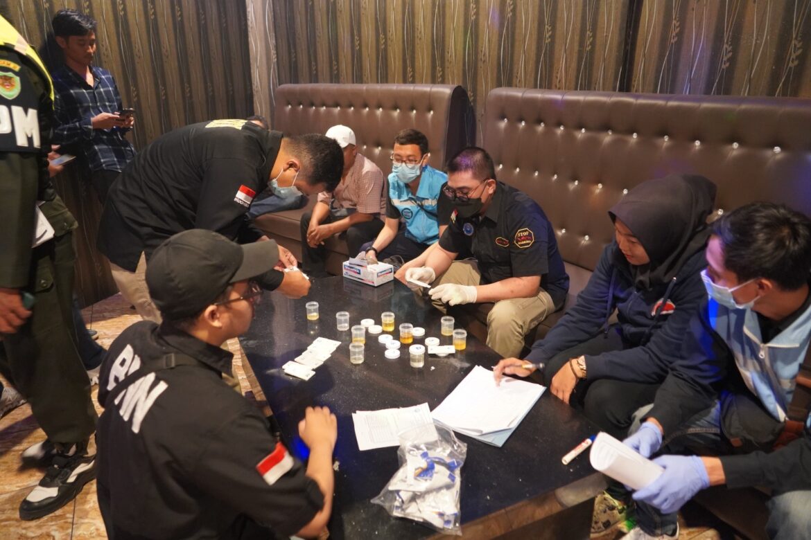 Ops Lilin Lodaya 2023: Satnarkoba Polres Tasik Kota Bersama BNN, Lakukan Tes Urine Pengunjung Hiburan Malam