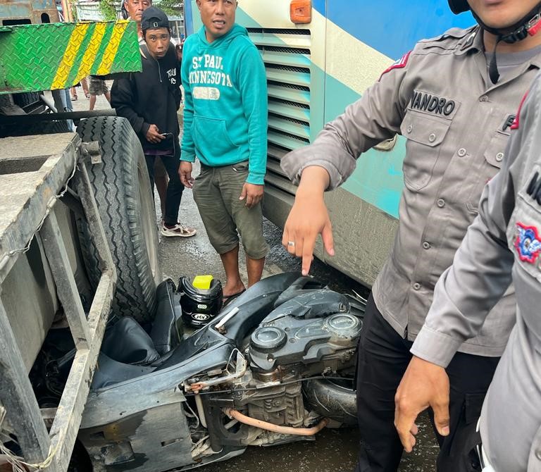 Selamatkan Jiwa Masyarakat, Seorang Polantas Rela Korbankan Sepeda Motor Pribadinya Buat Ganjal Bus Mogok di Atas Jembatan Kapuas 2