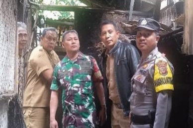 Polsek Sukadana Datangi TKP Pohon Tisuk Tumbang Menimpa Rumah Warga di Desa Salakaria
