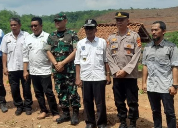 Polsek Cisaga Polres Ciamis Giat Penanaman Pohon di Lahan Gundul Dusun Tenjolaya Desa Tanjungjaya