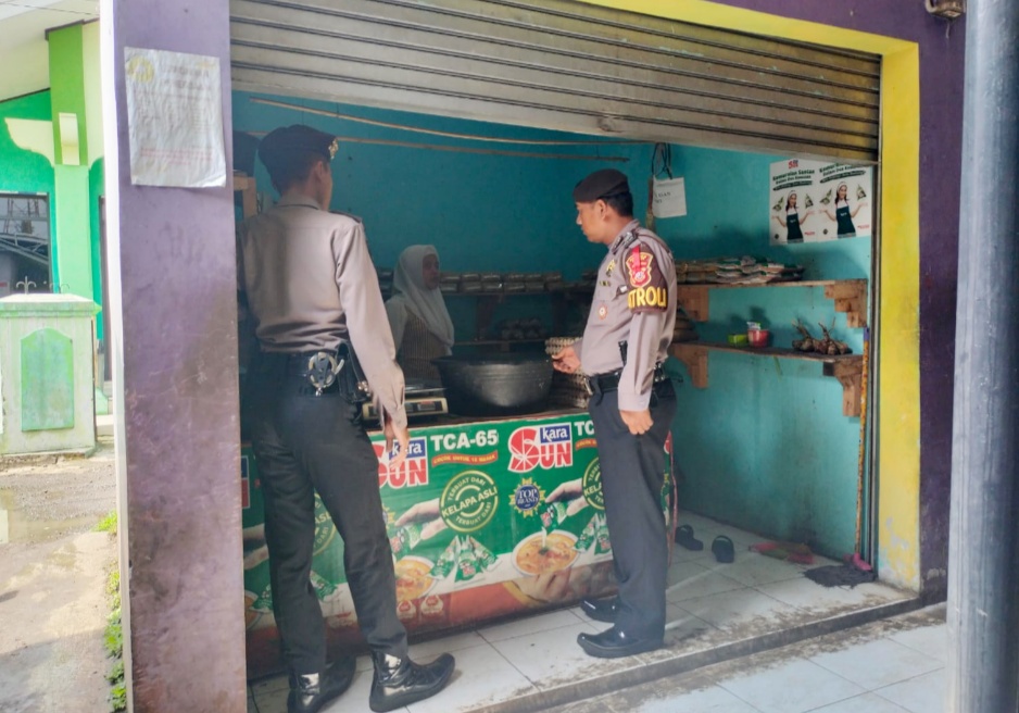 Cegah Penimbunan, Satuan Samapta Intensifkan Patroli ke Pasar Imbanagara Ciamis Cek Bahan Pokok