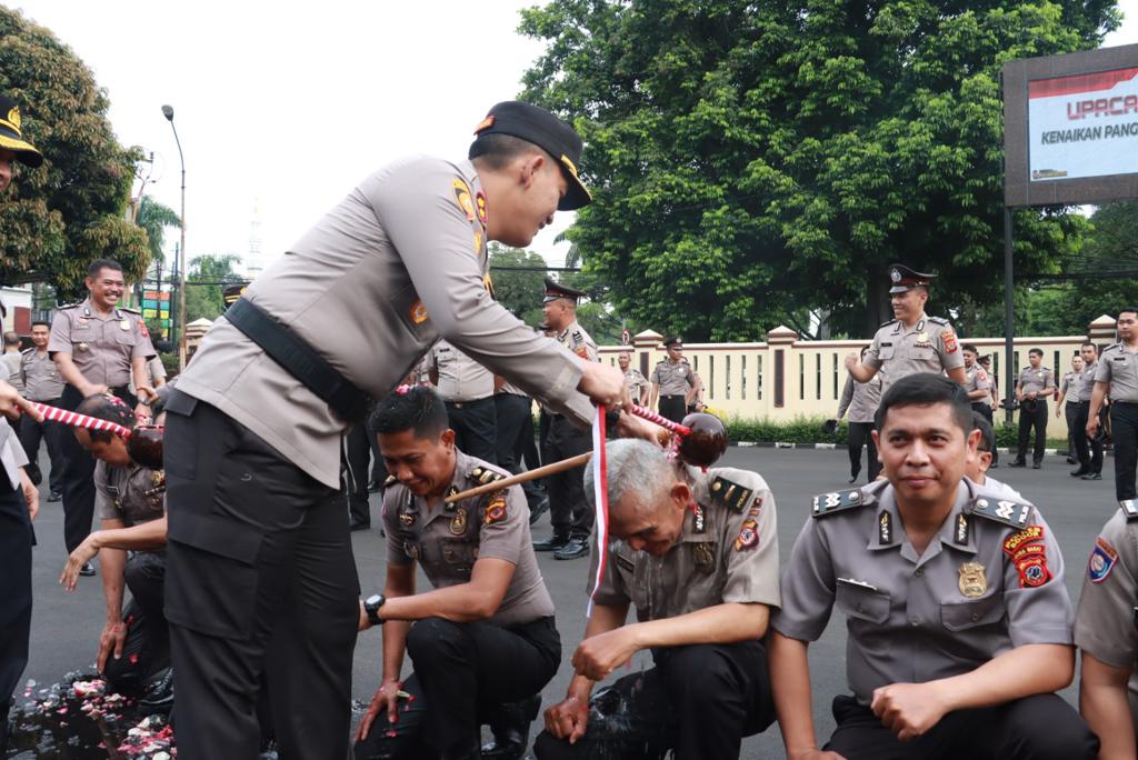 Kapolres Bogor Lantik Personil Polres Bogor Melalui Upacara Korps Rapot Kenaikan Pangkat TMT 01 Januari 2024