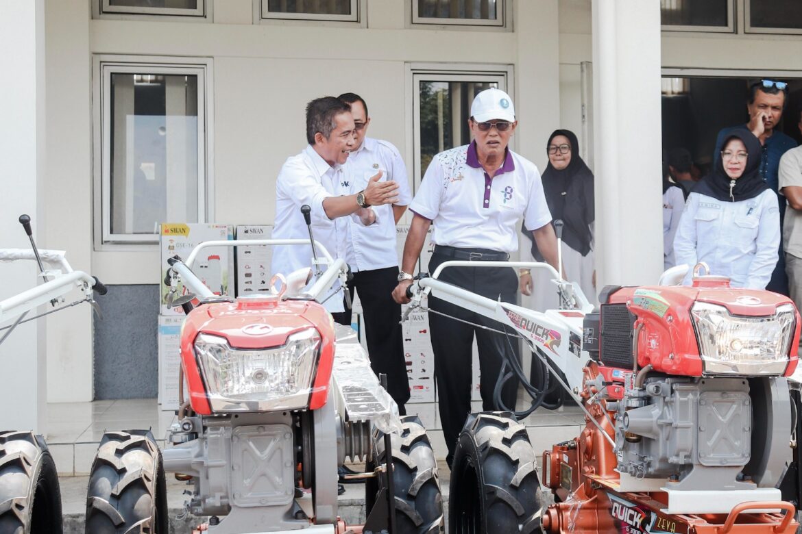 Bupati Ciamis Dorong Kemajuan Pertanian dengan Penyerahan Alsintan Pada 40 Kelompok Tani