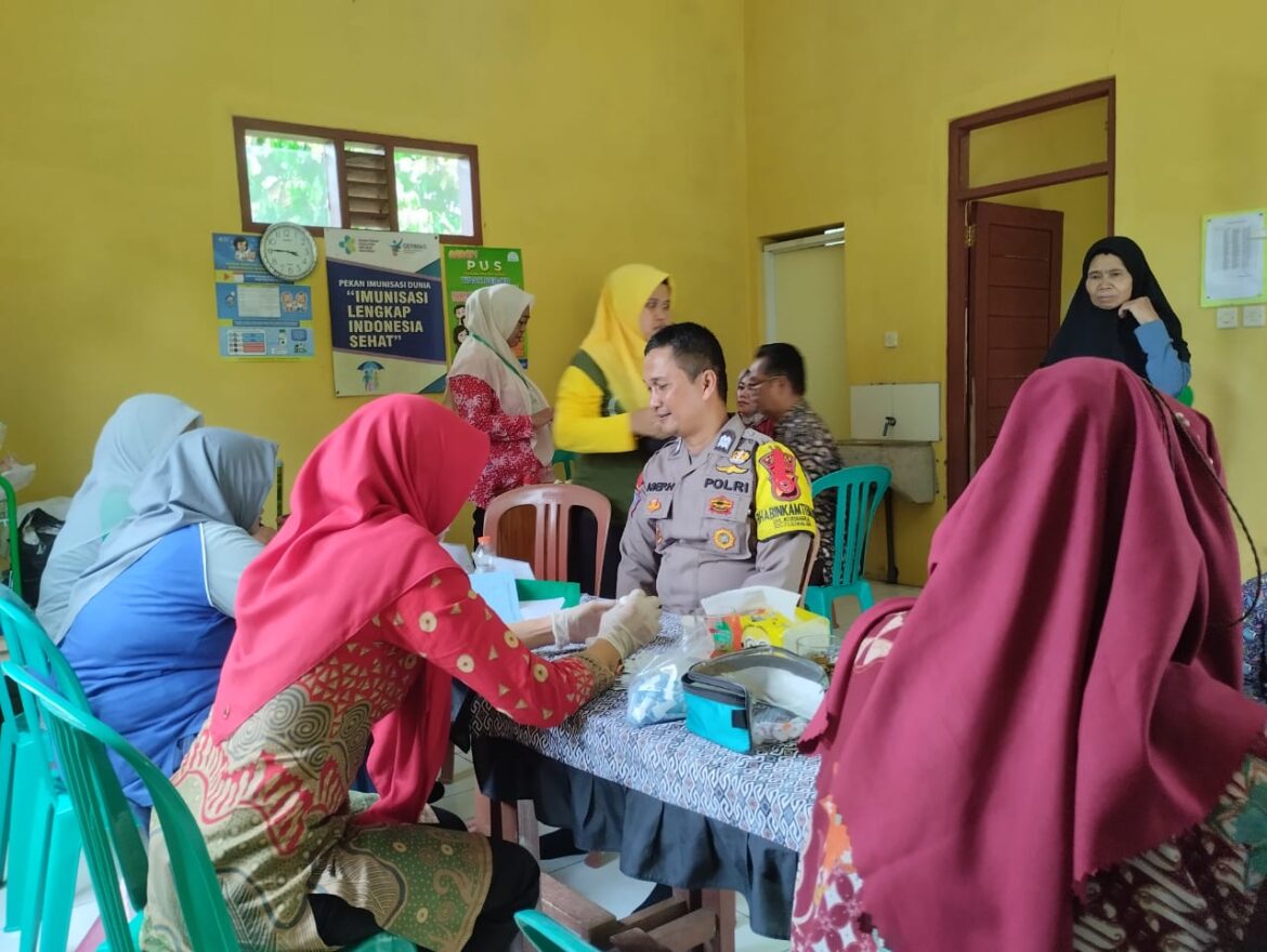 Polsek Cijeungjing Polres Ciamis Hadiri Giat Posyandu dan Pusbila Deteksi Dini PTM di Desa Kertaharja