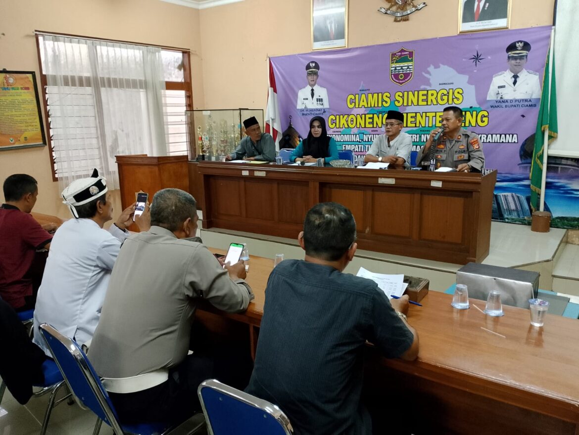 Polsek Cikoneng Polres Ciamis Duduk dan Ngobrol Bareng Warga Bahas Pelayanan Polri