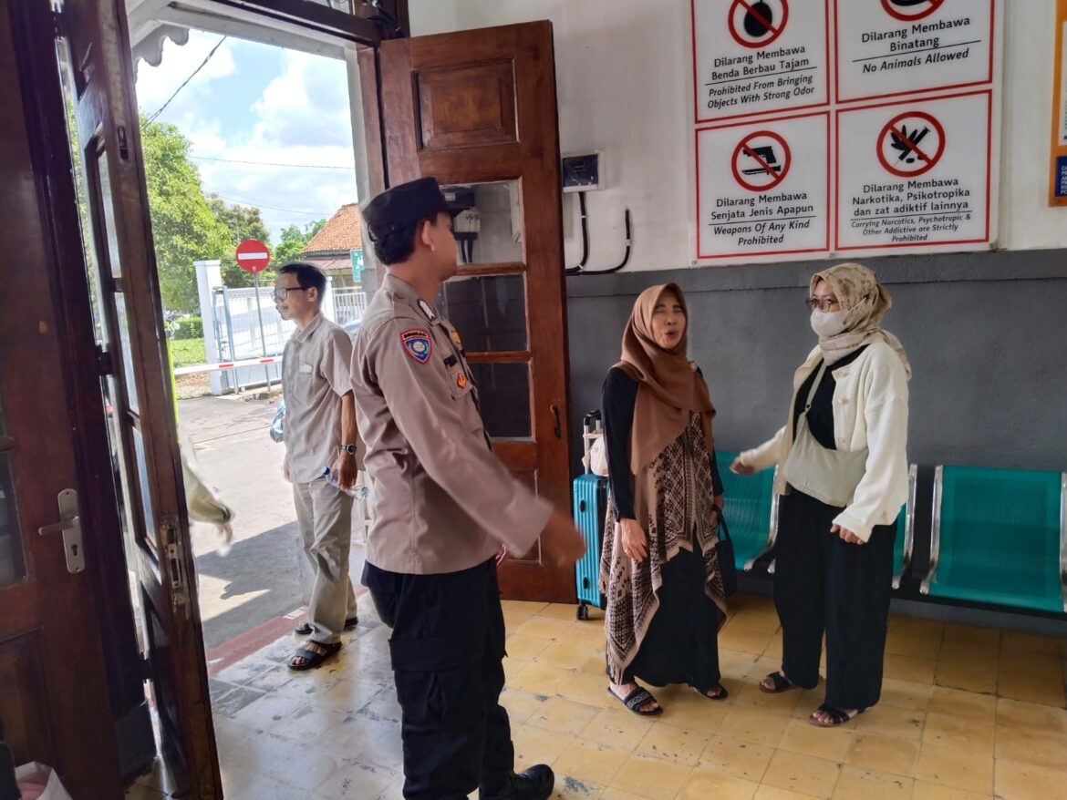 Polsek Ciamis Polres Ciamis Patroli Dialogis ke Calon Penumpang KA di Stasiun Ciamis