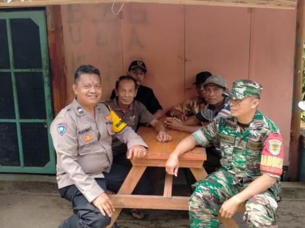 Ops Mantap Brata, Tiga Pilar Kecamatan Sukadana Datangi Warga Sampaikan Binluh Kamtibmas