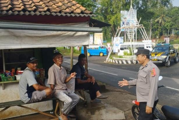 Ops Mantap Brata, Polsek Sukadana Polres Ciamis Patroli Dialogis ke Warga Sukadana