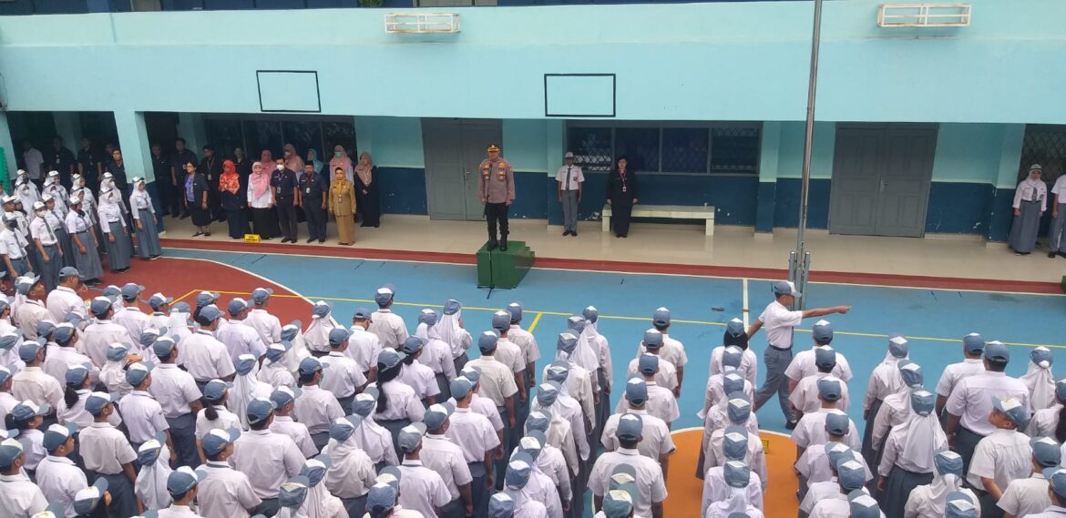 Kapolsek Tebet Kompol Murodih, S.E., M.S.I, Menjadi Pembina Upacara Bendera