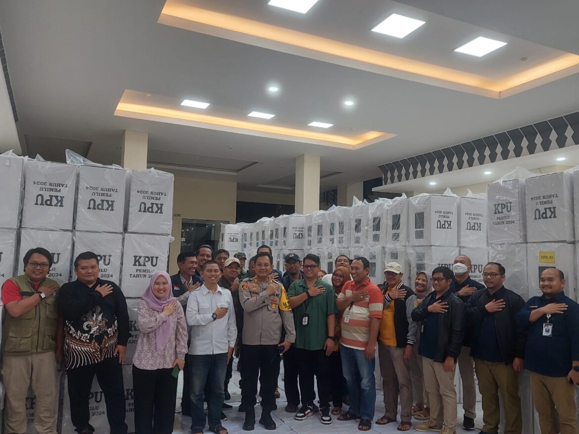 Kapolsek Cek Kesiapan Tempat Penampungan Logistik Pemilu Kec. Duren Sawit