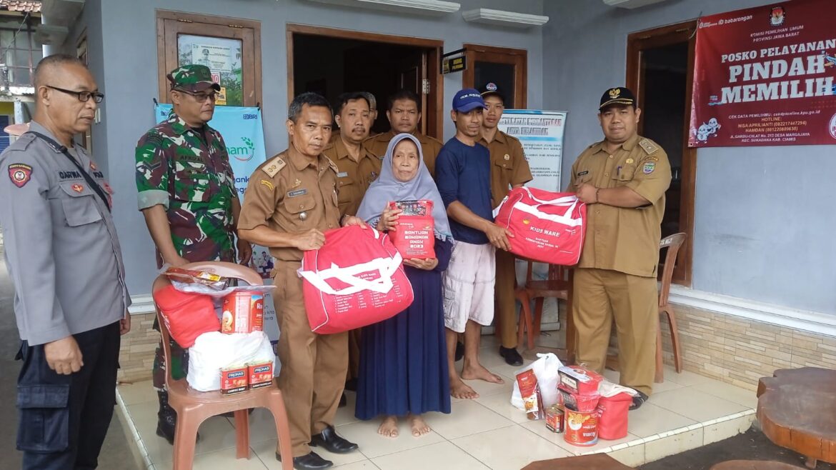 Polsek Sukadana Polres Ciamis Datangi TKP Rumah Tertimpa Pohon Beri Bantuan ke Korban