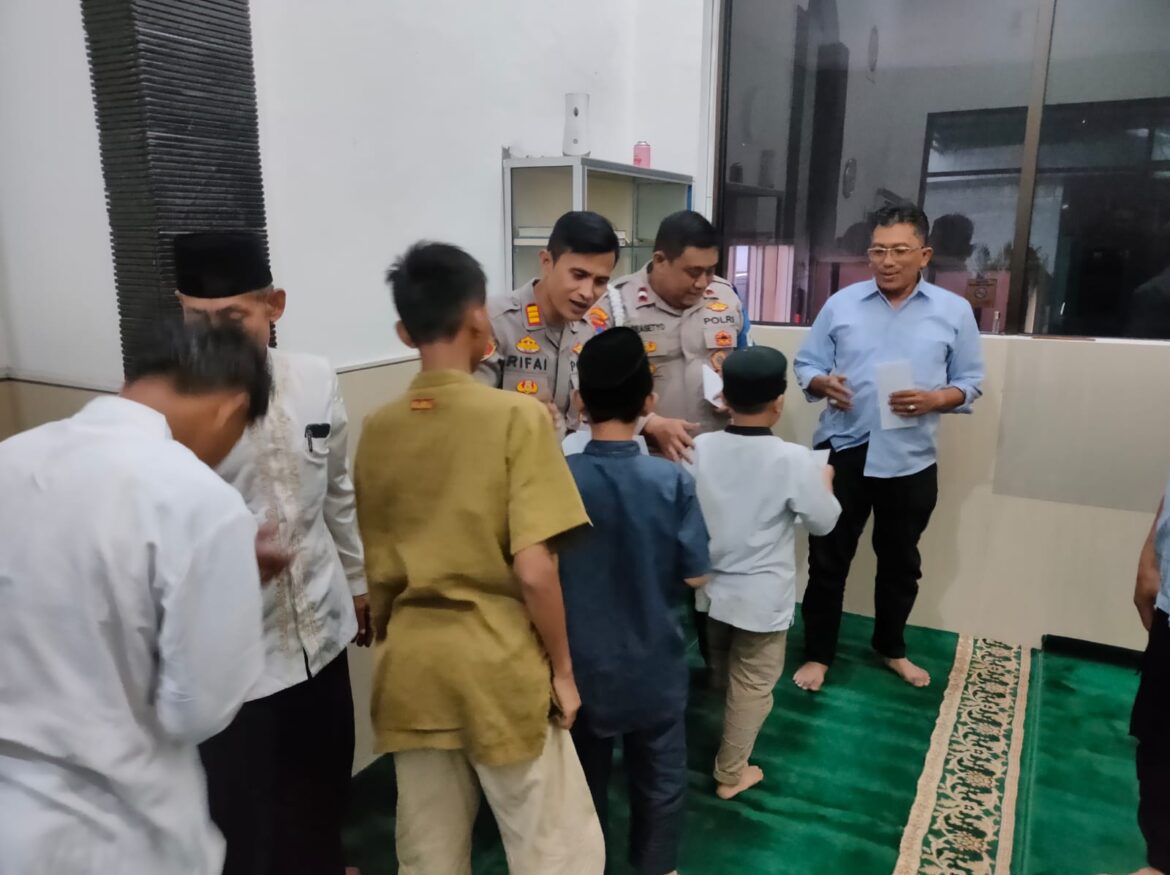 Jumat Barokah, Polsek Cakung Rutin Santuni Anak Yatim dan Gelar Doa Bersama