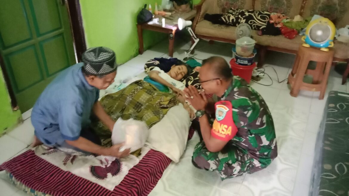 Tebarkan Kebaikan Babinsa Purwasari Kodim 0613/Ciamis Sisihkan Sebagian Gaji Untuk Berbagi Kepada Sesama