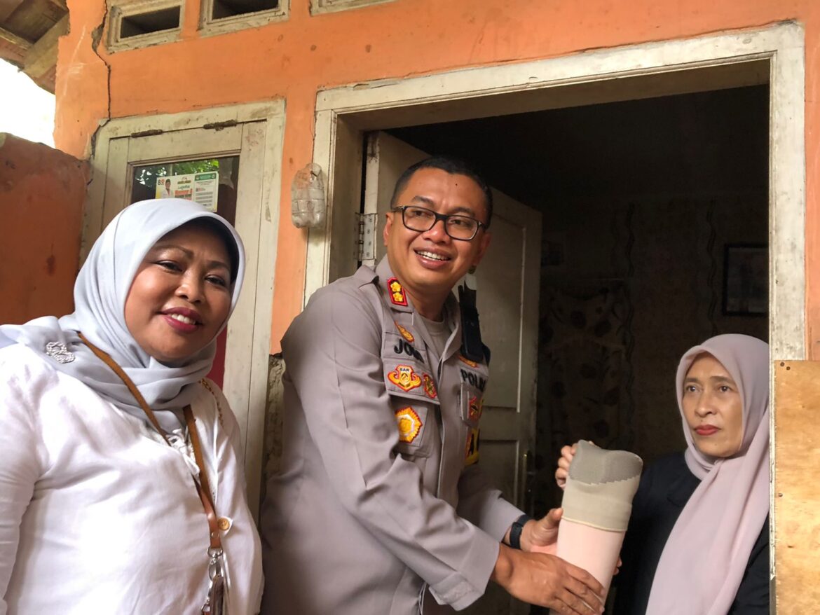 Peduli Disabilitas Kapolres Tasikmalaya Kota, Wujudkan Mimpi Ibu Nur Elah Miliki Kaki Palsu