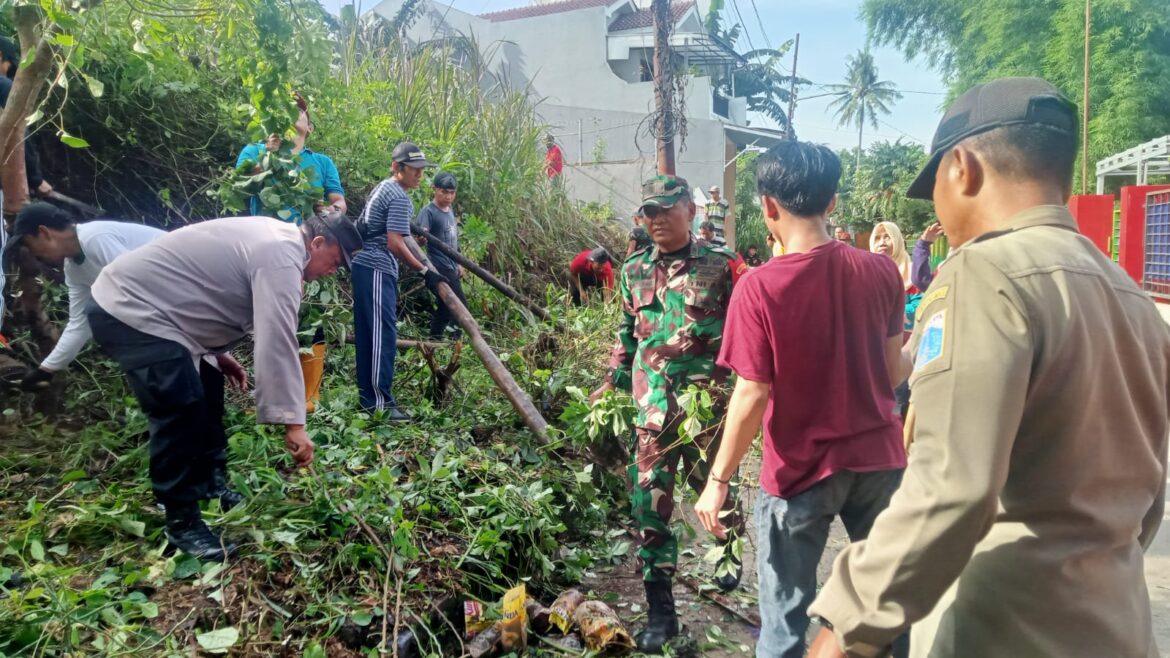 Minggu Ceria, Bhabinkamtibmas bersama Tiga Pilar Laksanakan Aksi Kebersihan Gotong Royong