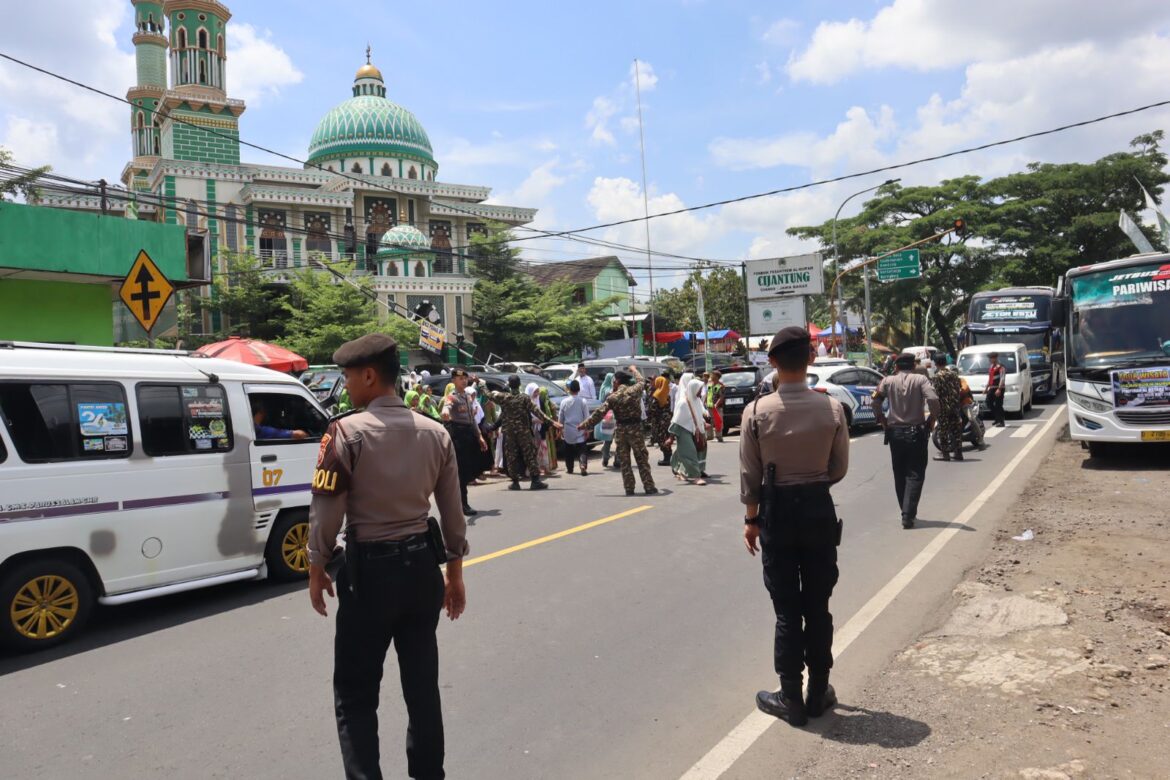 Sat Binmas Polres Ciamis Gelar Pengamanan Haul Al Magfurlah KH Muhammad Sirodj ke 27 Tahun