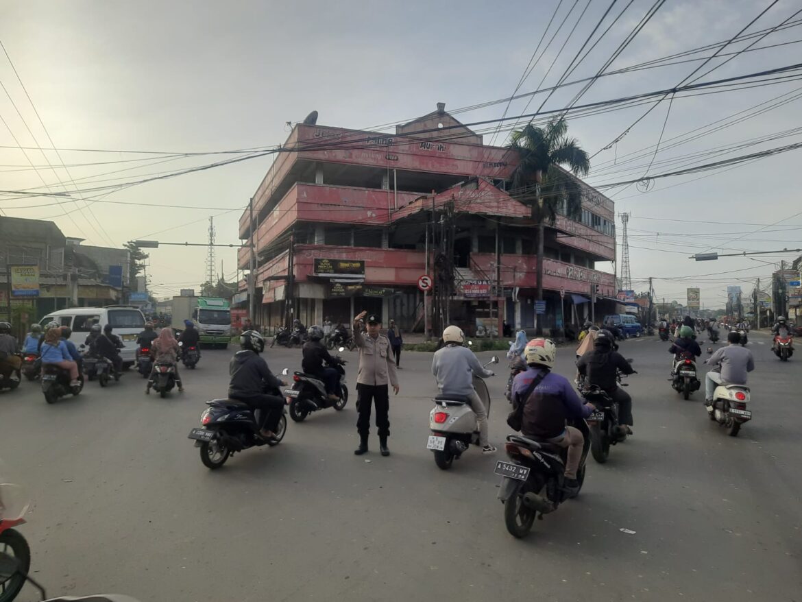 Anggota Samapta Polsek Pasar Kemis Gatur Lalu Lintas Pagi Bentuk Pelayanan Terhadap Masyarakat