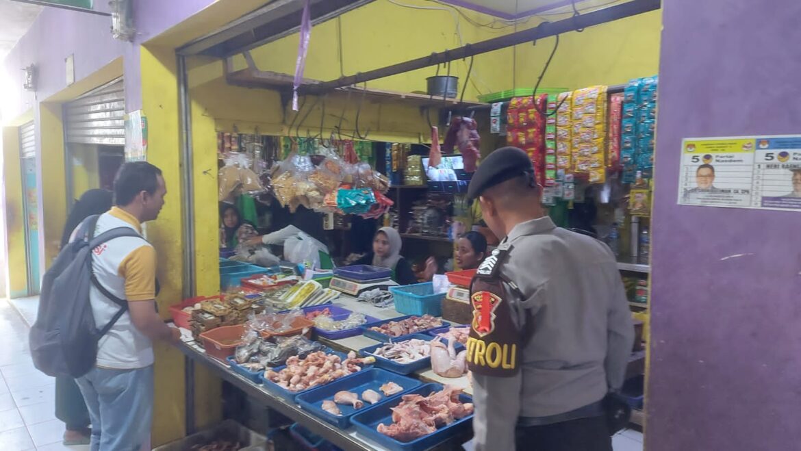 Sat Samapta Polres Ciamis Giat Pemantauan Harga dan Ketersediaan Bahan Pokok di Pasar Subuh Ciamis