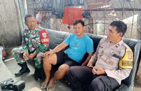 Bhabin dan Babinsa kunjungi Warga di Desa dalam Rangka Menjalin Sinergitas TNI-Polri dengan Warga di Desa