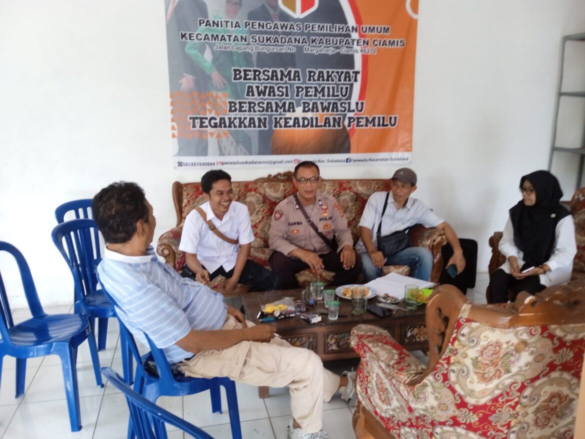 Polsek Sukadana Polres Ciamis Koorkom Bersama Panwascam Sukadana Wujudkan Pemilu Damai 2024