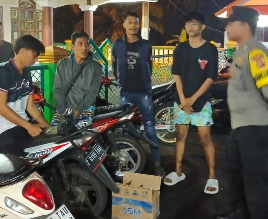 Ops Mantap Brata, Polsek Sukadana Polres Ciamis Datangi Warga Salakaria Beri Imbauan Kamtibmas