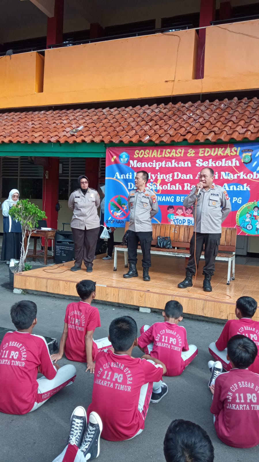 Datangi Sekolah Dasar di Jatinegara, Polisi Ajarkan Siswa tertib lalu lintas, Cegah Bullying dan Narkoba serta stop tawuran