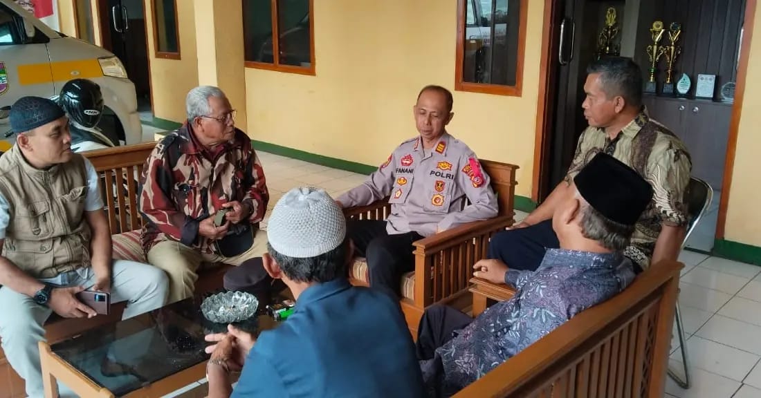 Jumat Curhat, Polsek Ciamis Polres Ciamis Ngobrol Bareng Warga di Ciamis