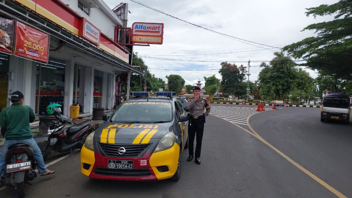 Cipta Kondisi, Personel Sat Samapta Polres Ciamis Giat Himbauan Kamtibmas di Alun-Alun Ciamis