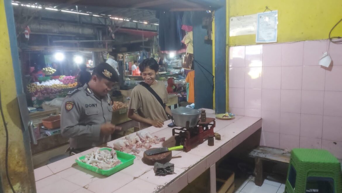 Satuan Samapta Polres Ciamis Cek Harga Bahan Pokok di Komplek Pasar Ciamis