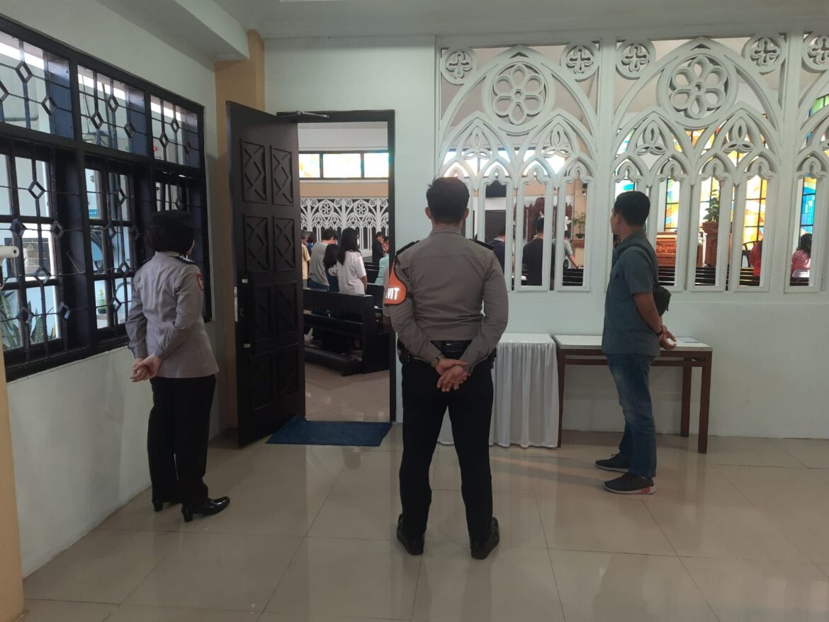 Cegah Gangguan Kamtibmas, Polres Ciamis Siagakan Personel PAM di Gereja St. Yohanes
