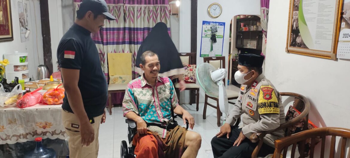 Wujud Kepedulian, Bhabinkamtibmas Rawabuaya Besuk Tokoh Masyarakat Yang Sedang Sakit