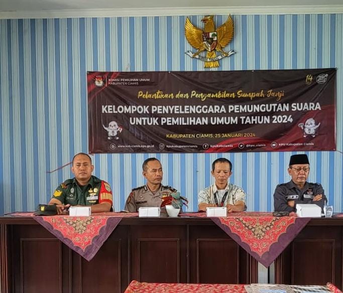 Polsek Cihaurbeuti Polres Ciamis Monitoring Pelantikan KPPS Desa Cihaurbeuti
