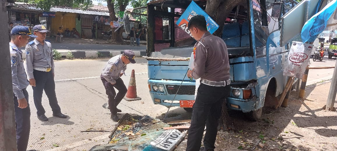 Meninggal Ditempat, Satlantas Polresta Serang Kota Evakuasi Supir Bus yang Alami Kecelakaan