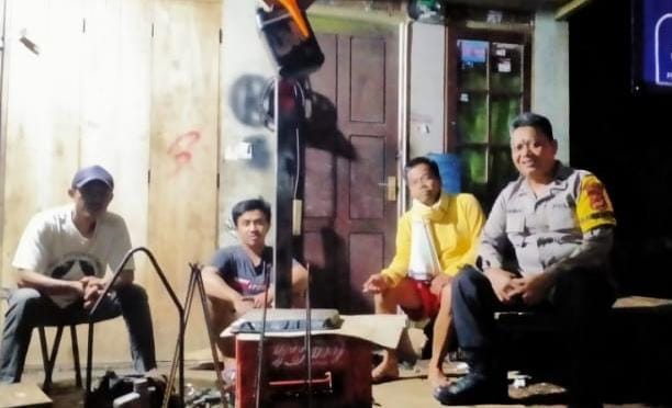 Ops Mantap Brata, Dua Anggota Polsek Sukadana Polres Ciamis Patroli Dialogis ke Warga Sukadana