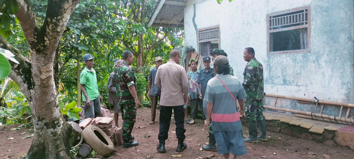 Jumat Curhat, Polsek Sukadana Polres Ciamis Ngobrol Bareng Warga di Dusun Cikondang
