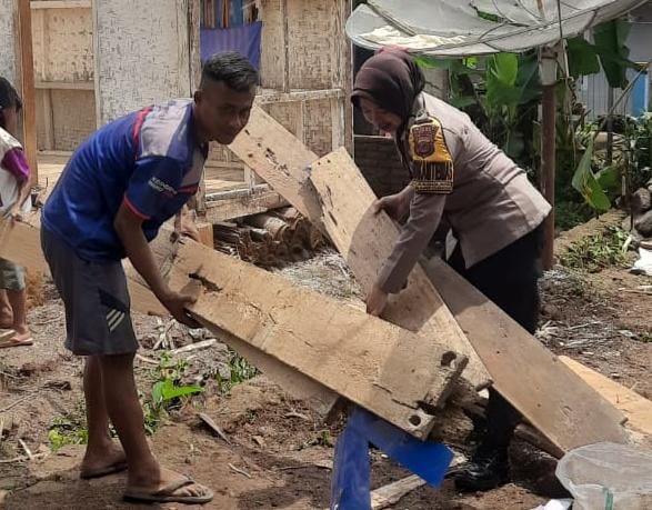 Polsek Ciamis Monitoring Rutilahu Rumah yang Bersumber dari Swadaya Masyarakat di Desa Saguling